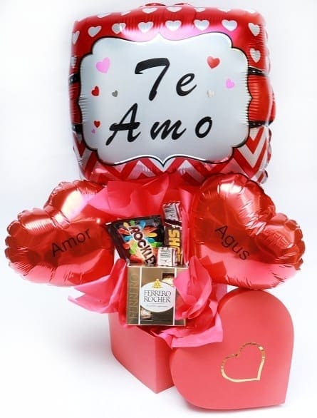 Imagen de Saber de Ti Descripcion: Caja corazón con 2 globos chicos personalizados y un globo grande te amo, un ferrero chico, rocklets , 2 marroc y un shot.